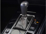 【シフトレバー】シフトもとても操作しやすいデザインになっております。運転する人の事を第一に考えた操作性の高い仕様です。