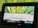 【バックカメラ】駐車時に後方がリアルタイム映像で確認できます。大型商業施設や立体駐車場での駐車時や、夜間のバック時に大活躍!運転スキルに関わらず、今や必須となった装備のひとつです!