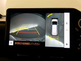 【全周囲モニター】車を上空から見下ろしたような映像をカーナビ画面に映し出し、車庫入れや縦列駐車をサポートしてくれます。