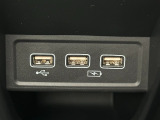 電子機器の充電ができるUSBジャックが付いております(左の一口はナビ接続用です)