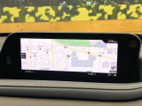 【8.8インチマツダコネクト】車内の雰囲気にマッチした大型のディスプレイ。スマホ接続でのナビ使用やBluetooth再生等、様々な機能が楽しめます。直感的なダイヤル操作が可能で、使い勝手も良好です。