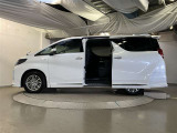 助手席側は電動スライドドアになってます。運転席やキーのリモコンで開閉できるので手が塞がっていても楽に積み降ろし出来ますよ。