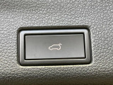 【パワーバックドア】スマートキーや運転席のボタンを押すだけでリアゲートが自動で開閉します!荷物を持っている時や、高い位置にあるバックドアを閉める際に便利な機能です♪