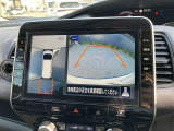 アラウンドビューモニターは4方のカメラで真上から車を見たようにモニターで確認ができます。周辺の安全確認、小さなお子様や障害物も目視で確認できるので駐車のしやすさだけでなく、事故防止にも役立ちます。