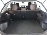 バックドアを上げた状態です。シートのアレンジ次第で荷室のスペースが変わります!用途に合わせて快適な室内を?