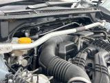 【STIタワーバー】お車の剛性を高めるタワーバーを装備。よりスムーズなコーナリング走行が可能となり、走りも楽しめます。