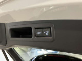ハンズフリーパワーバックドアオプション付きのお車です。両手に荷物を持ったままバックドアを開けることができるので、便利です。
