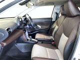 シックな色使いの運転席周りですね。すっきりとしたデザインで上品な色使いです。居心地の良い運転席、長く座ってられるリラックスできるデザインがいいですね。