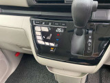 オートエアコンです!ボタンでの簡単な操作で室内を快適な温度にしてくれますので、夏場や冬場でも快適なドライブができます!