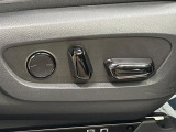 【運転席メモリー機能付きパワーシート】ドライバーごとに設定したシート位置を記憶して、ボタン一つで切り替えできる便利な機能!運転する方が複数名いらっしゃるご家庭におすすめです♪