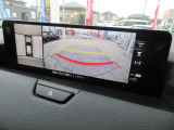 バックカメラの映像はナビへと映し出されます。大きな画面で確認ができて安心!左ドアミラーにはサイドカメラを標準装備しています。運転席からでは確認が難しい左フロントタイヤ近辺をモニターへと映し出します。