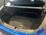 ゆったりとしたトランクルームでございます。たくさんのお荷物の車載が可能でございます。