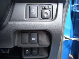 運転席の右下に各種スイッチがまとめられています。