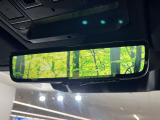 ◆ClearSightインテリアリアビューミラー『ルーフの上に取り付けられたカメラによって車内の積載状況に関係なく後方視界を確保できます。夜間でも鮮明に投影されます。』