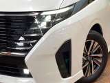 【LEDヘッドライト】悪天候や夜間走行時も良好な視界を確保し安心して運転できる高輝度LEDヘッドライトを装備!点灯速度が早く、消費電力も抑えられています。