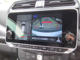 車を上から見下ろしているかのような映像で周囲の状況を確認できるアラウンドビューモニター。狭い駐車場や駐車が苦手な方でも安心。
