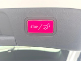 ●電動リアゲート:ワンタッチでリアゲートの開閉ができ、荷物などで両手が塞がっている状態でも簡単に開閉ができる便利機能です。