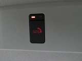急病時や危険を感じた時、SOSコールスイッチを押すと専門のオペレータに繋がって、警察や消防への連携をサポートしてくれます。また、万が一の事故発生時には、エアバッグ展開と連動して自動通報します。