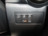 こちらのお車には先進安全装備が多数搭載されています。衝突被害を回避あるいは軽減するためのブレーキや、後方死角からの接近警報、車線逸脱を防止する警報装置など、詳しくはスタッフまでお尋ねください。