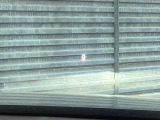 運転視界の遠方上方に虚像を投影することで前を見ながら情報の視認ができます。本当にドライバーが必要な情報を適切に伝え、楽しんで頂くことを考えた新世代装備です。※虚像は2.6m前方に浮かぶイメージです。
