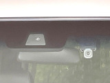 【ホンダセンシング】走行中に前方の車両等を認識し、衝突しそうな時は警報とブレーキで衝突回避と被害軽減をアシスト。より安全にドライブをお楽しみいただけます。