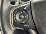 手触りの良いレザーハンドルにはオーディオコントロールスイッチが装備されており、ハンドルから手を離さずに操作が出来ます。感覚で操作ができて便利で安全ですね!