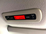 【リアオートエアコン】広い後部座席には必須の機能!風量や温度を自動で調整し前席と同様な車内環境にしてくれるリアオートエアコンを装備。夏の暑さも冬の寒さもストレスなく快適にお過ごしいただけます♪