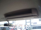 運転席側にオーバヘッドトレイが装備されてます。