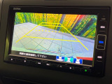 【バックカメラ】駐車時に後方がリアルタイム映像で確認できます。大型商業施設や立体駐車場での駐車時や、夜間のバック時に大活躍!運転スキルに関わらず、今や必須となった装備のひとつです!