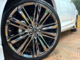 【TRD22インチアルミホイール】大人気メーカーのホイールを装備♪軽量・高硬度のアルミホイールは、ハンドリング・加速など、走りの質を向上してくれます♪