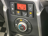 【オートエアコン】一度お好みの温度に設定すれば、車内の温度を検知し風量や温度を自動で調整。暑い&hellip;寒い&hellip;と何度もスイッチ操作をする必要はありません。快適な車内空間には必須の機能ですね♪