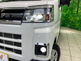【LEDヘッドライト】悪天候や夜間走行時も良好な視界を確保し安心して運転できる高輝度LEDヘッドライトを装備!点灯速度が早く、消費電力も抑えられています。