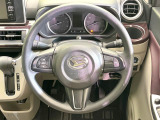 インテリアに合わせたデザインのステアリングは、運転される方のことも考え、運転しやすい形状、大きさです。是非一度、実際に触ってお確かめください。
