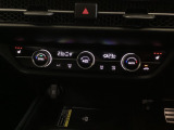 オートエアコンは左右席で独立温度コントロールが可能です。シートヒーター付きで、冷えた車内でもスイッチを押せば数秒で座面と背もたれがあたたかくなります。