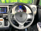 インテリアに合わせたデザインのステアリングは、運転される方のことも考え、運転しやすい形状、大きさです。是非一度、実際に触ってお確かめください。
