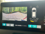 【マルチビューカメラシステム】専用のカメラにより、上から見下ろしたような視点で360度クルマの周囲を確認することができます☆死角部分も確認しやすく、狭い場所での切り返しや駐車もスムーズに行えます。
