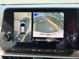 真上から見下ろすような映像で、車庫入れや縦列駐車時に、自車と駐車位置の関係をひと目で確認でき、スムースな駐車をサポート。動く物を検知してお知らせすることで、発進時の安全確認もサポートします。
