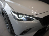 アダプティブLEDヘッドライトは30km/h以上で前方・対向車の部分のみ減光して照射することで相手ドライバーをまぶしくさせることなく明るい視界を確保し、95km/h以上ではヘッドランプの照射角度を上に