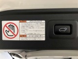 バックドアの底部にパワーバックドアとイージークローザーの取り扱いに関する説明と注意を記入したステッカーが貼ってあります。