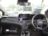運転席からの視界が広く運転がしやすいので男女共に人気のインテリアになっています!
