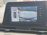 アラウンドビューモニターは4方のカメラで真上から車を見たようにモニターで確認ができます。周辺の安全確認、小さなお子様や障害物も目視で確認できるので駐車のしやすさだけでなく、事故防止にも役立ちます。