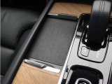 対応機種のスマートフォンを、トンネルコンソールの下のラバープレートに置いておくだけで充電可能。センターディスプレイの機能ビューを使用して、充電プレートのオンとオフを切り替えることができます。