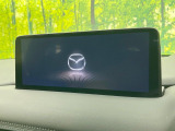 【12.3インチマツダコネクト】車内の雰囲気にマッチした大型ディスプレイ。スマホ接続でのナビ使用やBluetooth再生等、様々な機能が楽しめます。直感的なダイヤル操作が可能で、使い勝手も良好です。