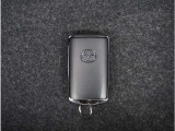 【スマートキー】鍵を持っているボタンを押すだけでエンジン始動。ドアの施錠もボタンを押すだけ。鍵は無くさない様にポケットに入れたまま。