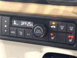 【オートエアコン】一度お好みの温度に設定すれば、車内の温度を検知し風量や温度を自動で調整。暑い&hellip;寒い&hellip;と何度もスイッチ操作をする必要はありません。快適な車内空間には必須の機能ですね♪