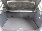 CX-3の荷室は、350L(DIN方式サブトランクを含む) 大型のスーツケースも積み込めるサイズです。開口部と荷室フロア面との段差を小さくし、大きな荷物や重たい荷物でも積み下ろししやすい荷室です。