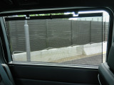 強い日差しをやわらげ日焼け対策に最適。車内の暑さも軽減し、快適に過ごせます。