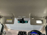 運転席のサンバイザーにはバニティーミラーも付いています。身だしなみチェックには欠かせません。