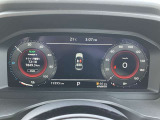 車両情報を的確に伝える先進的なディスプレイを、メーターの中央部に搭載