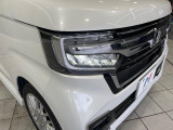 【LEDヘッドライト】悪天候や夜間走行時も良好な視界を確保し安心して運転できる高輝度LEDヘッドライトを装備!点灯速度が早く、消費電力も抑えられています。
